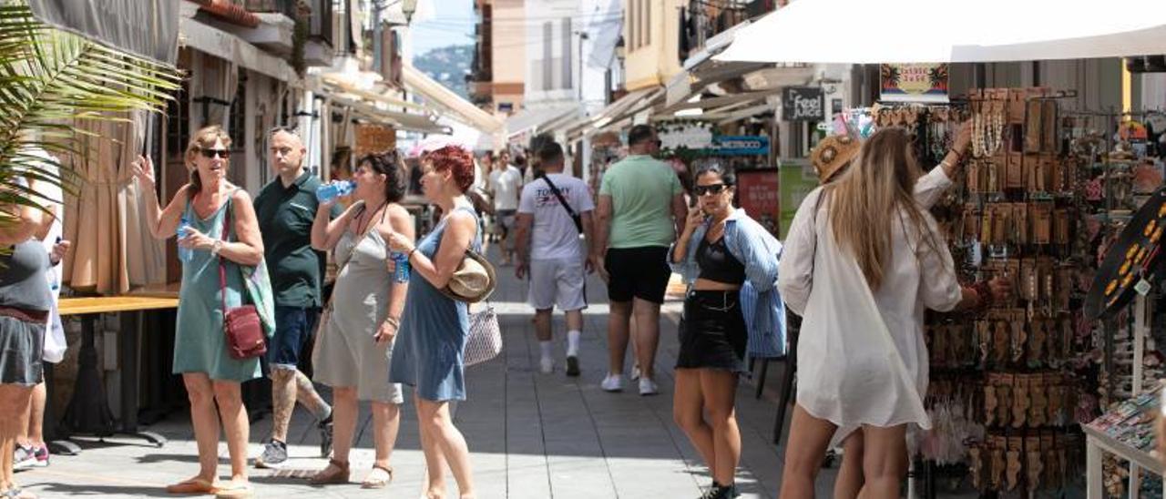 Turistas en una calle de la Marina de Eivissa el pasado mes de junio. | VICENT MARÍ