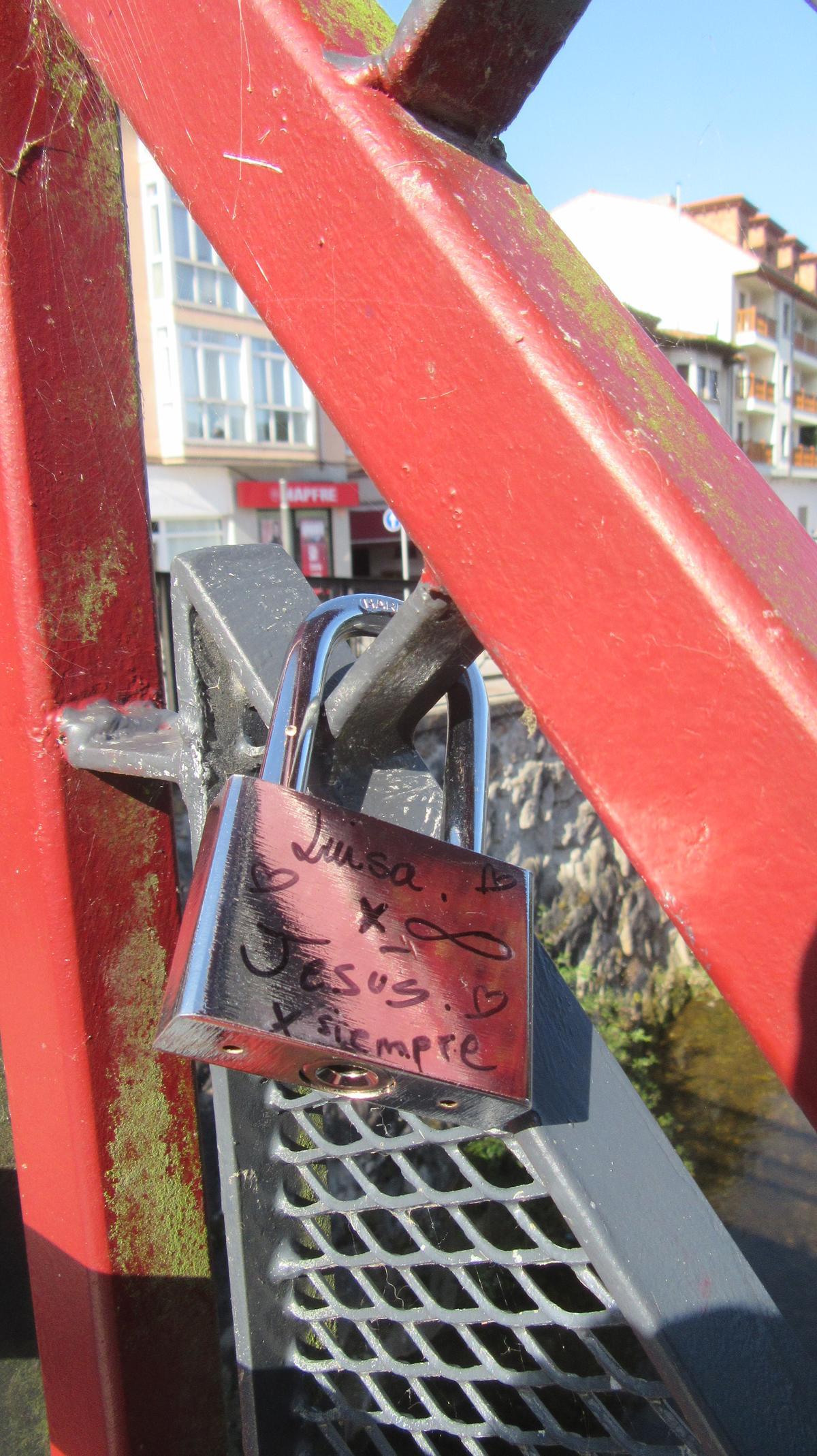 Candado en el puente del río