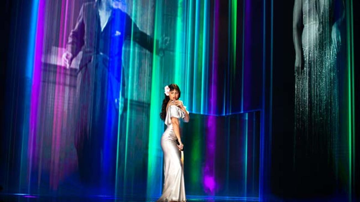 Nathy Peluso interpretando 'La violetera' en la Gala de los Goya 2021