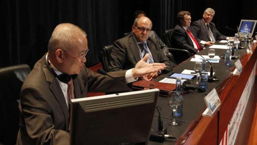 Chalisarapong, en primer término, durante su intervención de ayer en la Conferencia Mundial del Atún. / r. grobas