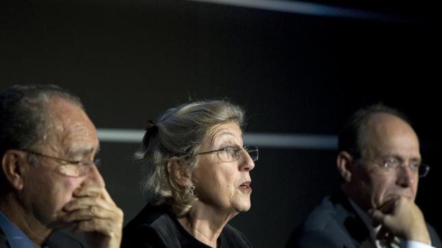 La directora general de IUCN, Julia Marton-Lef vre, el alcalde malagueño, Francisco de la Torre, y el consejero andaluz de Medio Ambiente, José Juan Díaz Trillo, durante la inauguración hoy en Málaga del Foro Mediterráneo de la Unión Internacional para la Conservación de la Naturaleza (Uicn-Med).