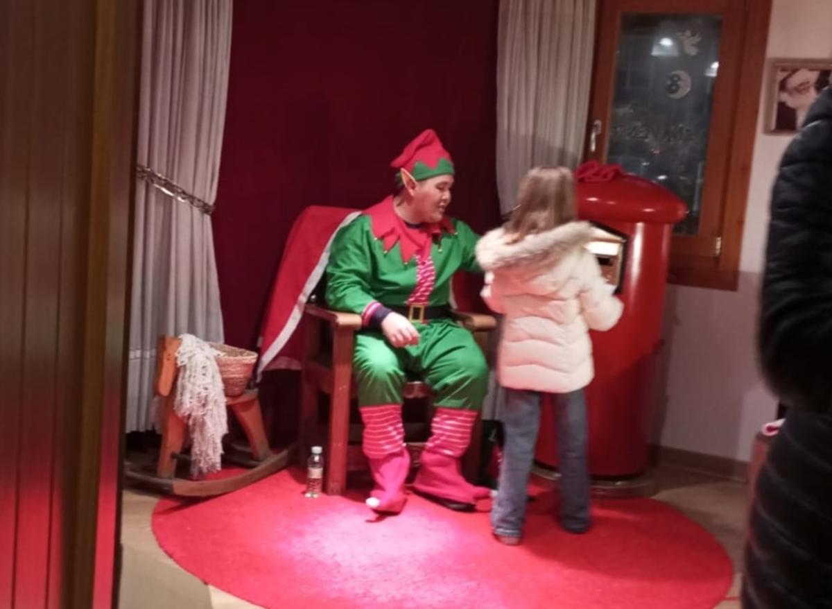 GALERÍA | Visitas de los niños y niñas al elfo de Papá Noel en Benavente