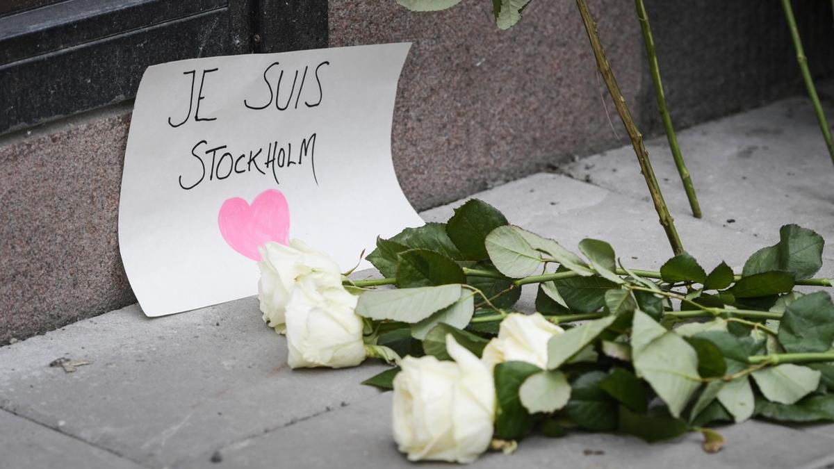 Flores en homenaje a los fallecidos en el atentado de Estocolmo