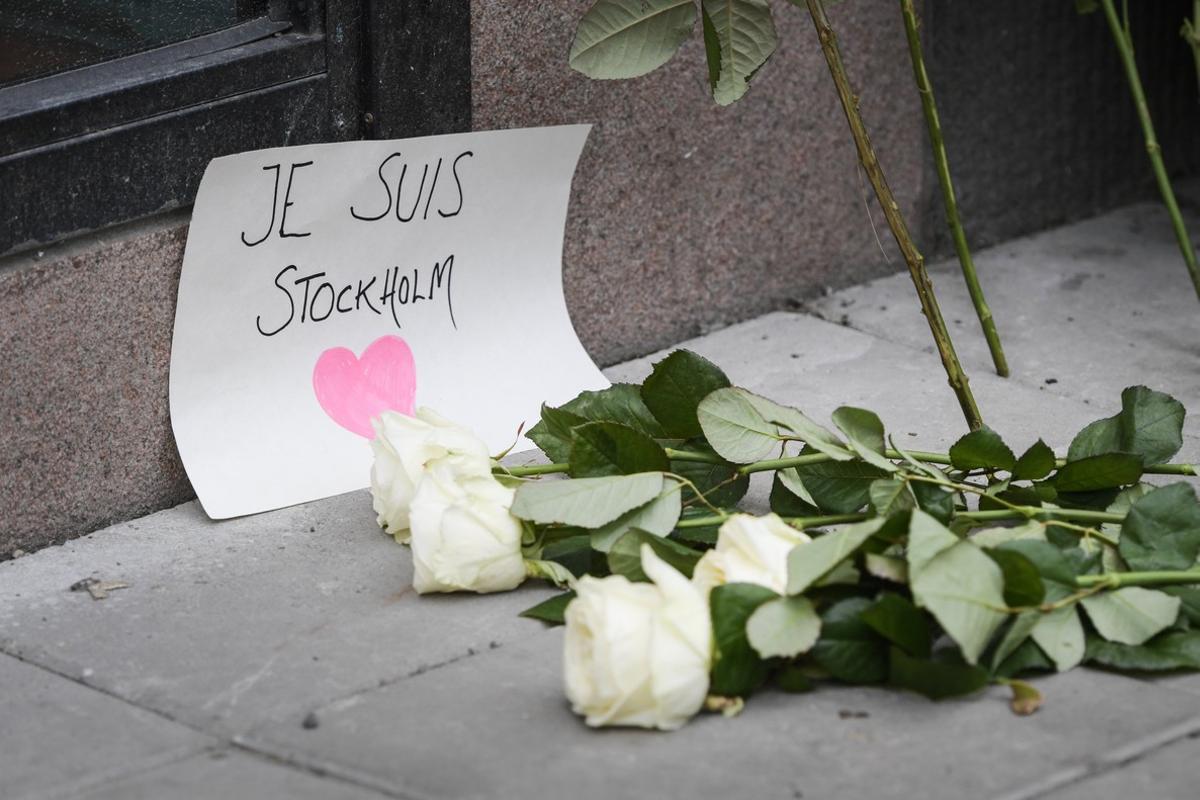 DMCF01. Stockholm (Sweden), 08/04/2017.- Flowers and a note ’Je suis Stockholm’ (I am Stockholm) near the crime scene in central Stockholm, Sweden, 08 April 2017 the morning after a hijacked beer truck ploughed into pedestrians on Drottninggatan and crashed into Ahlens department store, killing four people, injuring 15 others. (Atentado, Estocolmo, Suecia) EFE/EPA/ANDERS WIKUND SWEDEN OUT