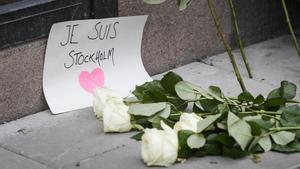 DMCF01. Stockholm (Sweden), 08/04/2017.- Flowers and a note ’Je suis Stockholm’ (I am Stockholm) near the crime scene in central Stockholm, Sweden, 08 April 2017 the morning after a hijacked beer truck ploughed into pedestrians on Drottninggatan and crashed into Ahlens department store, killing four people, injuring 15 others. (Atentado, Estocolmo, Suecia) EFE/EPA/ANDERS WIKUND SWEDEN OUT