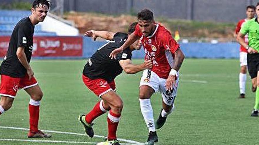 Momento en el que Terán es agarrado en el área y el árbitro pitó penalti.