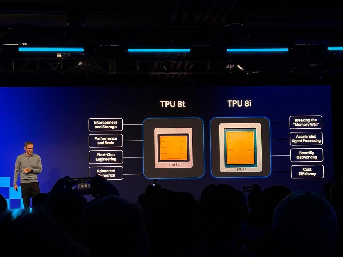 Amin Vahdat, Jefe de Tecnología de Infraestructura de IA en Google, presenta los nuevos chips de la compañía.