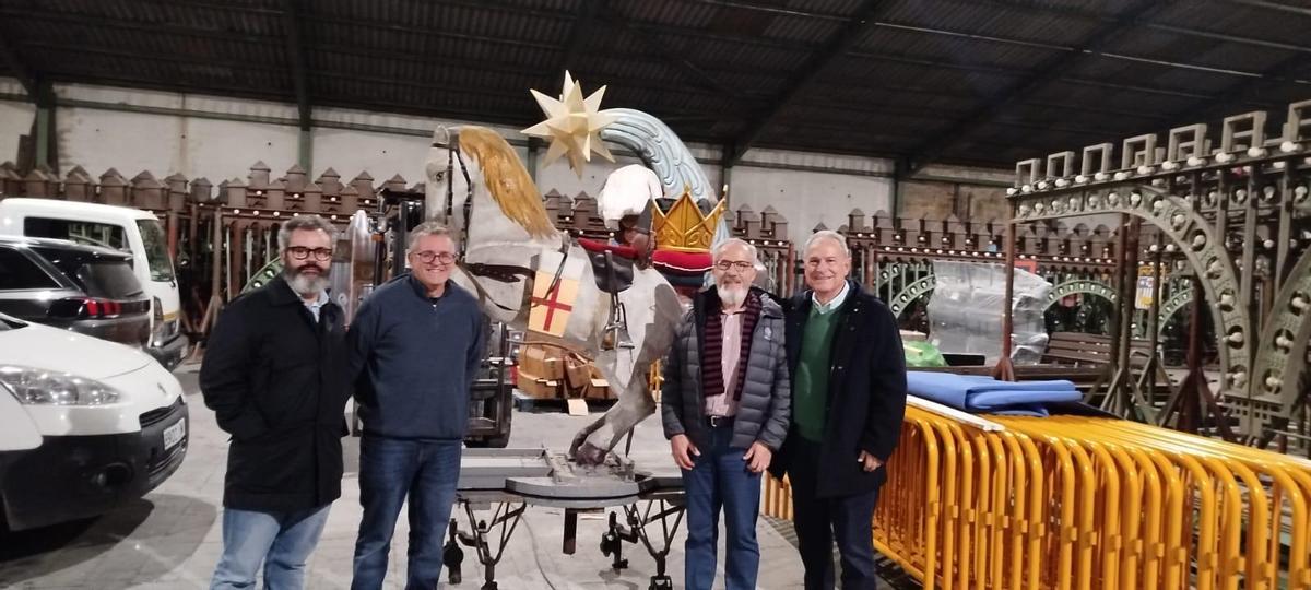 Raül Llopis, Juan Sirvent, el padre del Alférez e Indalecio Carbonell, con el caballo