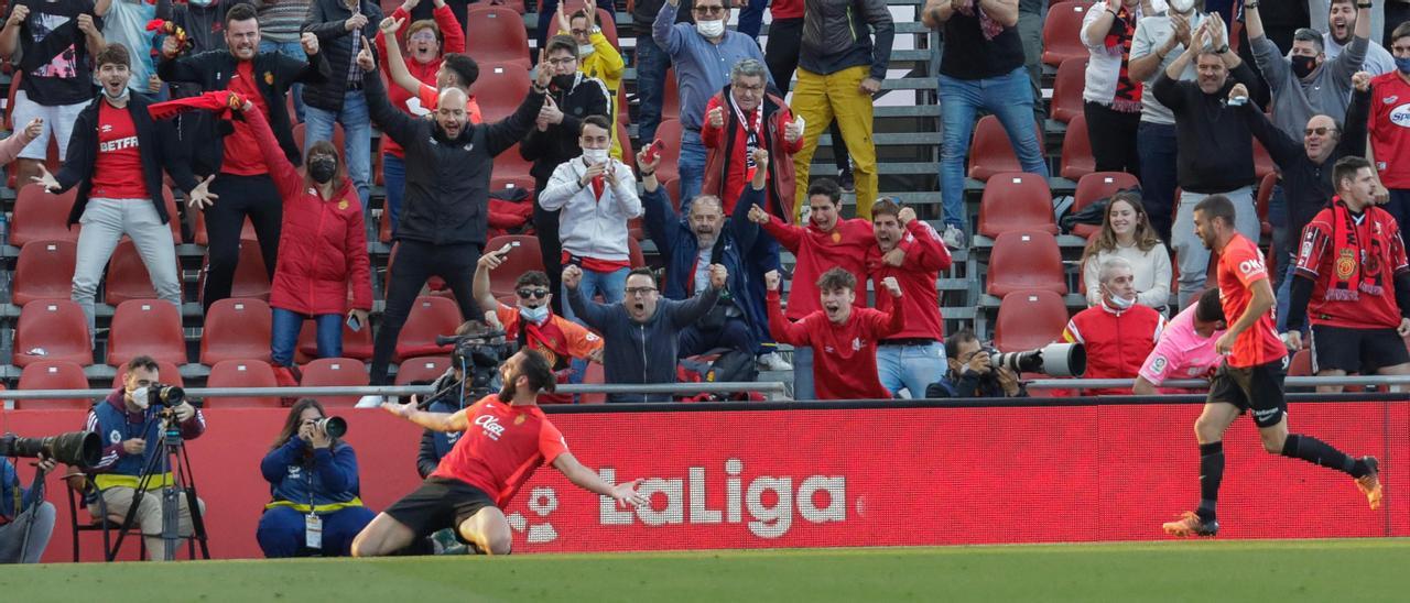 Vedat Muriqi celebra su gol, que ponía al Mallorca 2-0 frente al Alavés