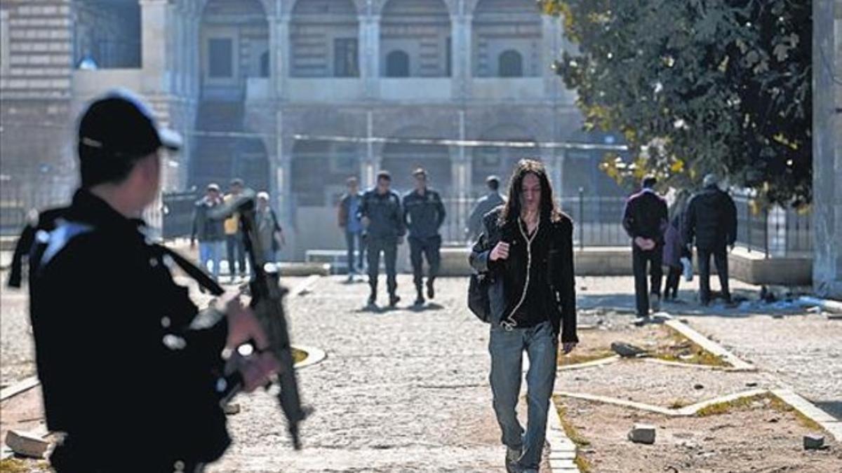 Estudiantes en la universidad de Estambul pasan ante policías antidisturbios, la semana pasada.