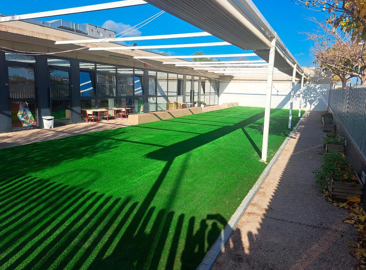 El Césped artificial instalado en un centros educativo.