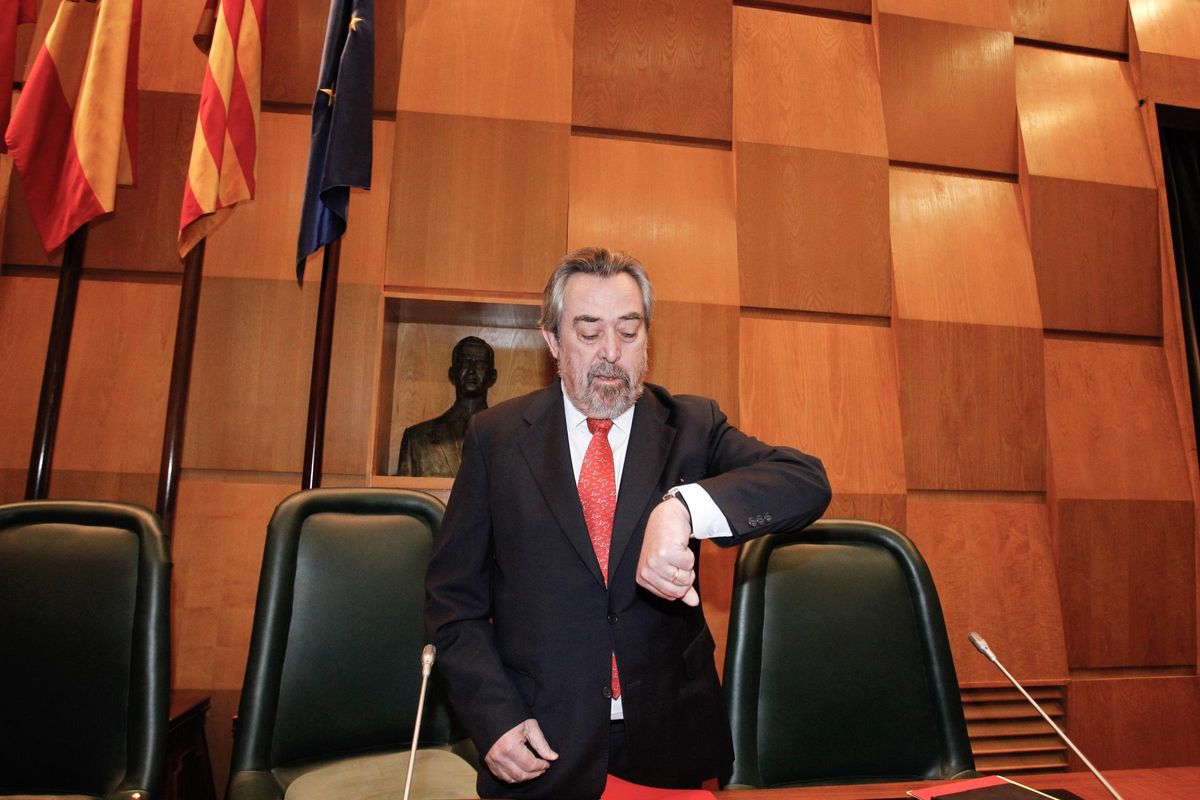 Juan Alberto Belloch, mirando la hora antes de comenzar su último debate del estado de la ciudad de 2014.
