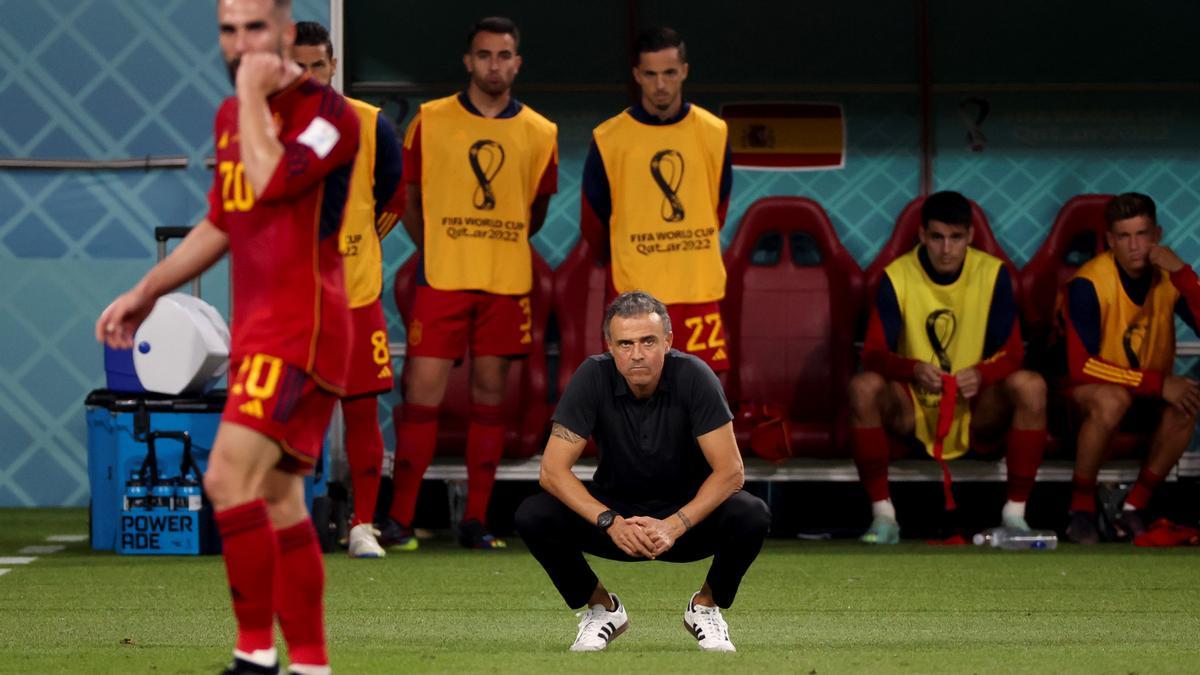 Luis Enrique observa preocupado los minutos finales del Japón-España en Doha.