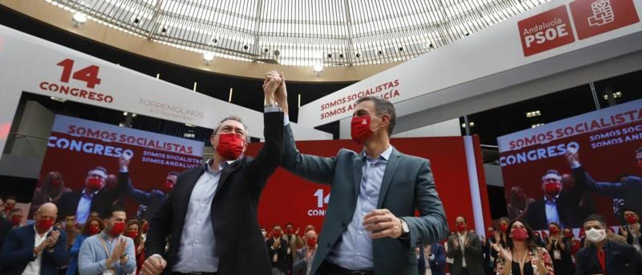 El secretario general del PSOE y presidente del Gobierno, Pedro Sánchez, con el líder del PSOE andaluz y candidato a la Junta, Juan Espadas, en la clausura del 14º Congreso Regional, este 7 de noviembre de 2021 en Torremolinos, Málaga.