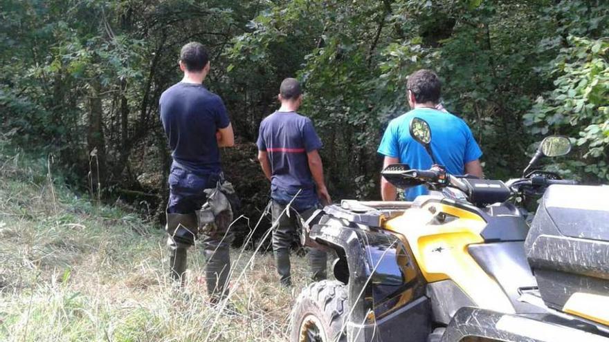 Bomberos en las proximidades del lugar del suceso.