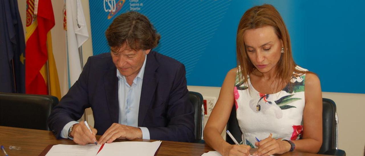 La Xunta patrocina el torneo con 18.000 euros - El secretario xeral para o Deporte, José Ramón Lete Lasa, firmó ayer con la vicepresidenta de la Federación Gallega de Balonmano, Alicia Montes, el patrocinio del Mundial. La Xunta aporta 18.000 euros. Dentro del convenio se regula la colaboración de la Xunta en el Open Master Coach, un curso en el que participan técnicos de élite como Roberto García Parrondo, Alberto Entrerríos y Rubén Garabaya.
Fdv