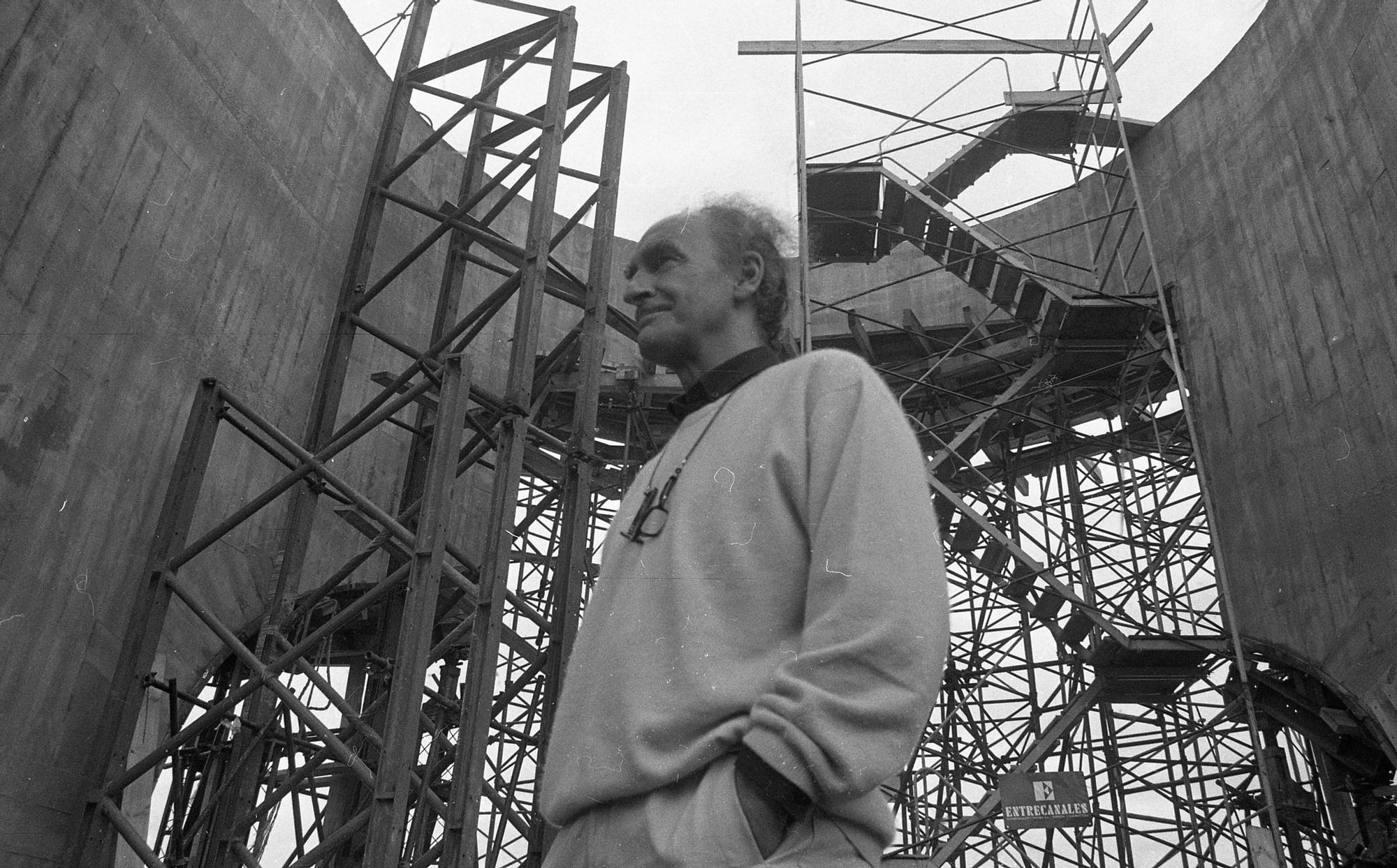 8. Eduardo Chillida en el Elogio del Horizonte. 1989.jpg