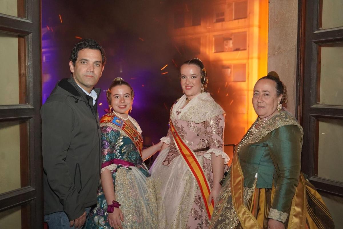 Sagredo, Celia Ballesteros, Rocío Navarro y Amparo Giménez en la Nit de la Cremà en Paterna.