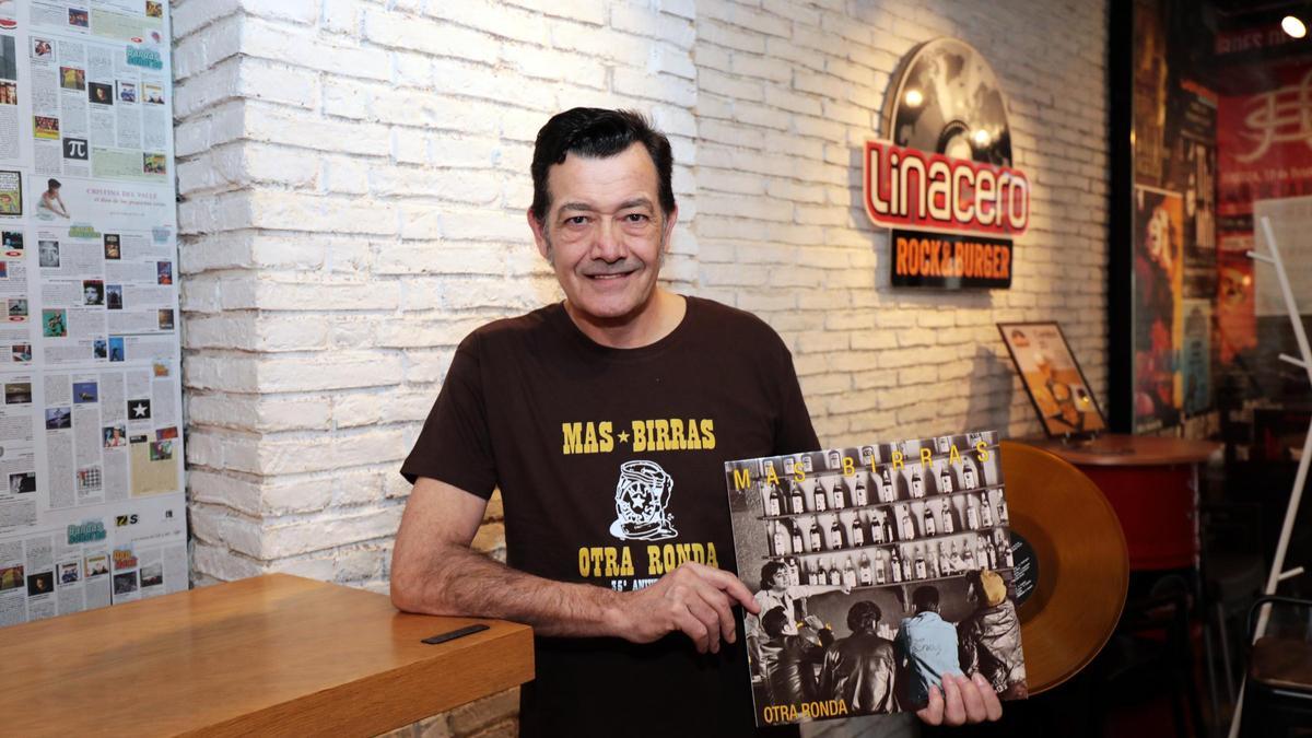 Luis Linacero, ayer con el vinilo de ‘Otra Ronda’, reeditado por el Club de Amigos del Disco Aragonés.