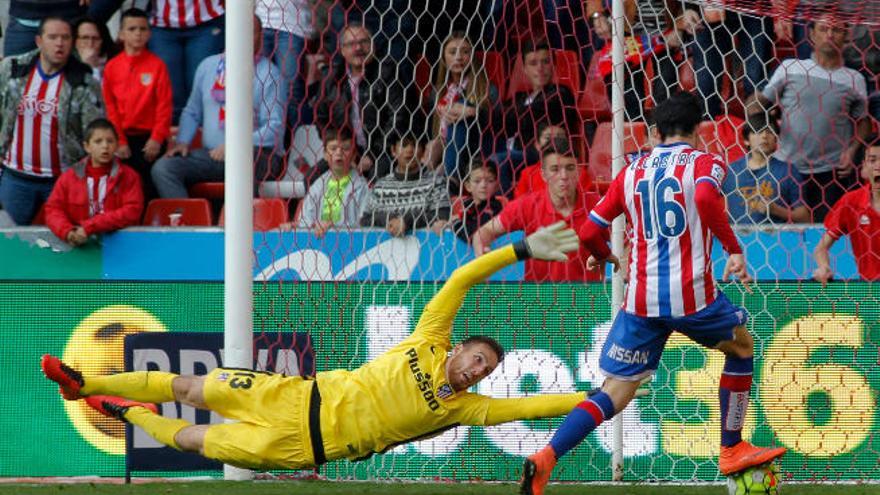 Carlos Castro bate a Oblak en el tanto que dio el triunfo al Sporting.