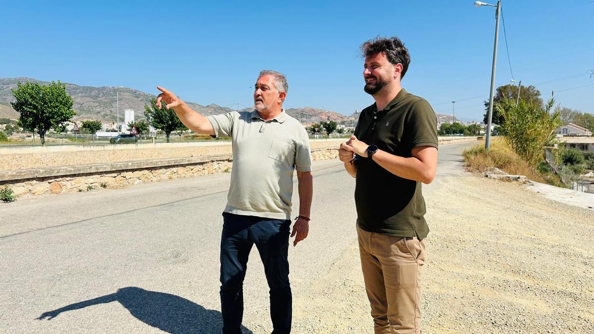 Ángel Meca, concejal de Pedanías e Infraestructuras en el Ayuntamiento de Lorca, visita el Camino del Quijero.