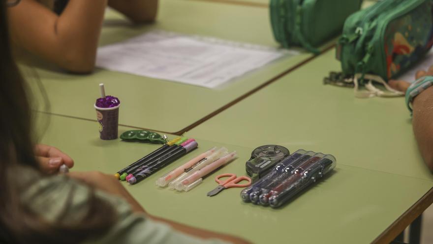 Padres de alumnos critican el recorte de 2,1 millones en ayudas de material escolar para la infancia más vulnerable