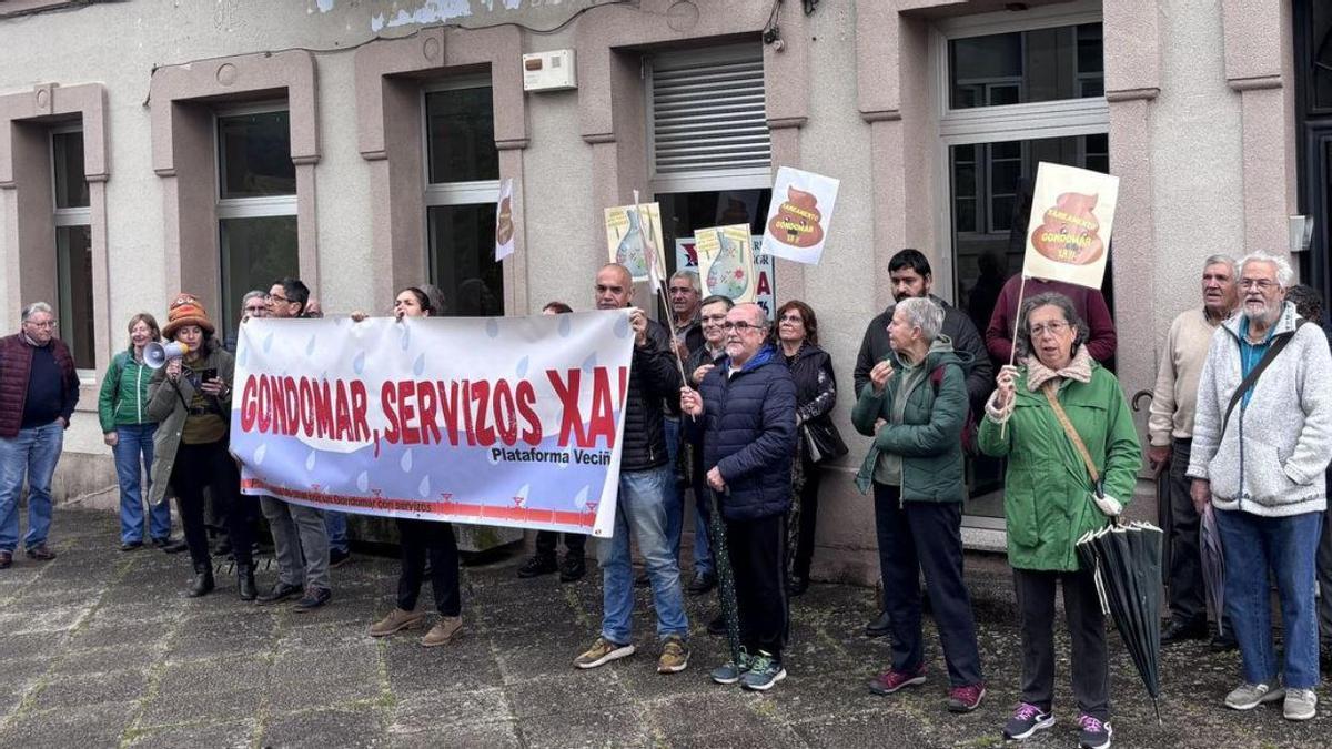 Vecinos concentrados ayer ante el Concello de Gondomar.