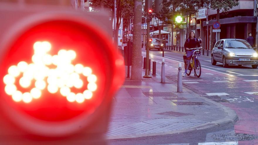 Una usuaria de la Síticleta espera junto a un semáforo en el carril bici de la calle León y Castillo. | | LP/DLP