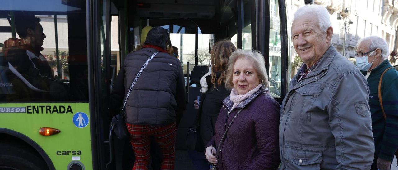 Loli Morgade y José Leirós ,ayer, a punto de subirse al autobús urbano.