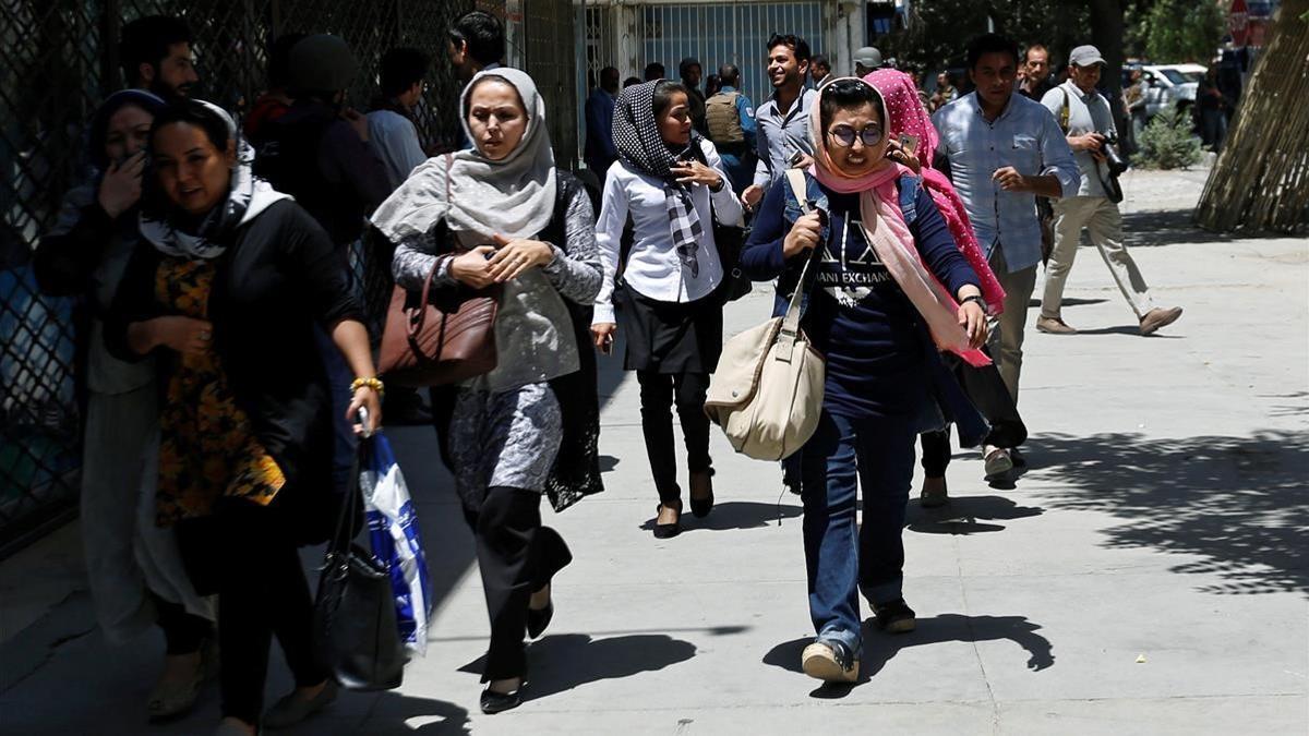 zentauroepp39510181 afghan women run away after a blast and gun fire at the site170808121024