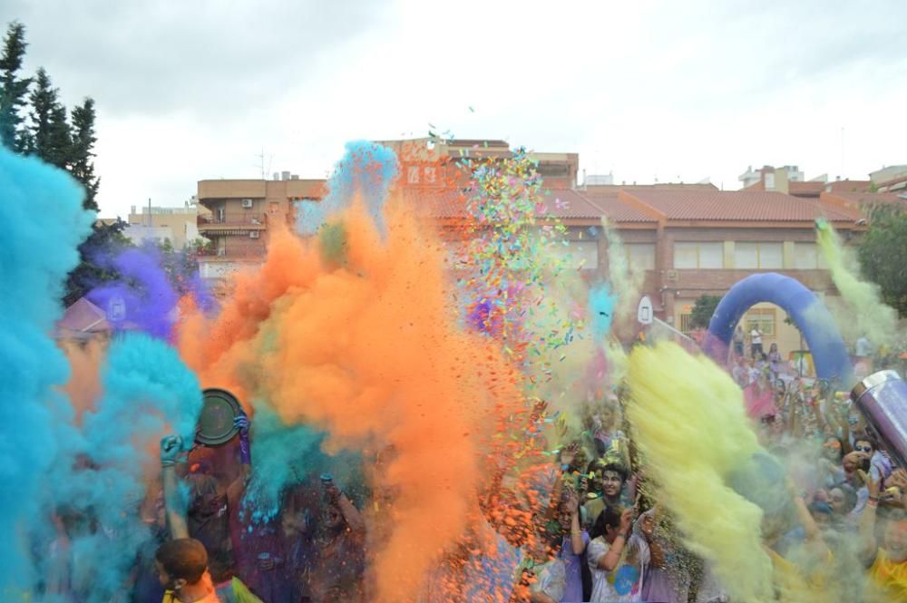 Un millar de personas disfrutan de los ''polvos holi'' en San Pedro