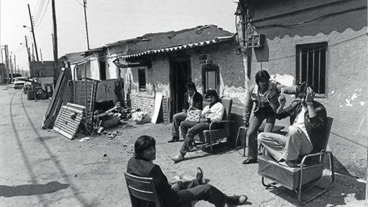 Can Tunis  Comitiva de una visita del alcalde Enric Massó (centro) a las barracas de Montjuïc, en 1974.