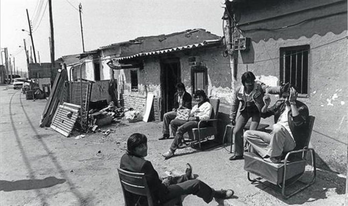 Can TunisComitiva d’una visita de l’alcalde Enric Massó (centre) a les barraques de Montjuïc, el 1974.