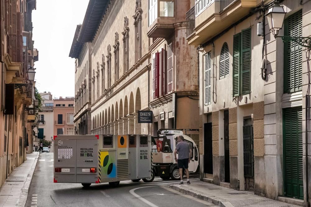 Estreno de  la recogida selectiva móvil  de basura en Palma