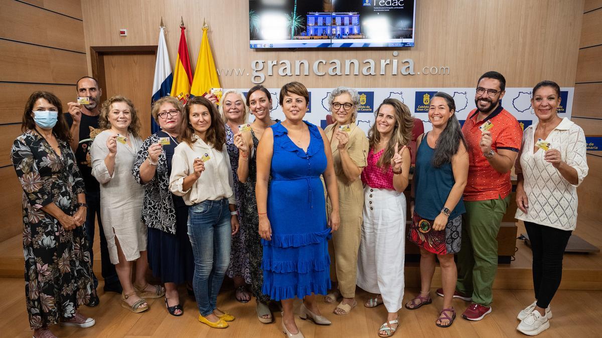 Los artesanos en la entrega del Carnet de la FEDAC.