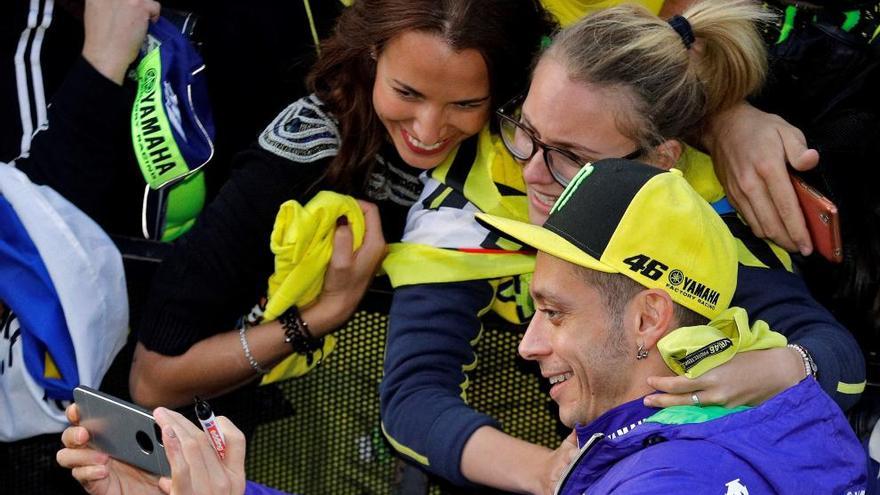 Rossi se fotografía con dos aficionadas.