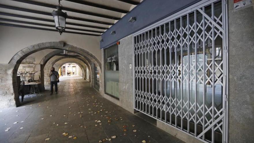 Un bar tancat a Girona durant el confinament per la covid. | ANIOL RESCLOSA