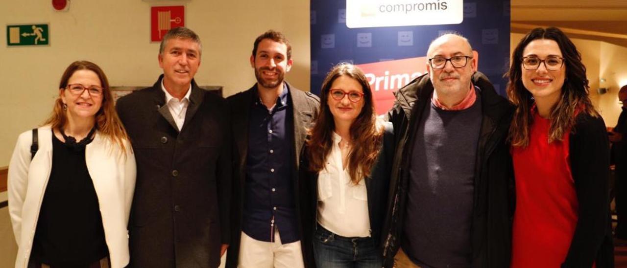 La vicepresidenta Oltra junto a otros tres consellers y el candidato en Orihuela, Cayetano Portugués.