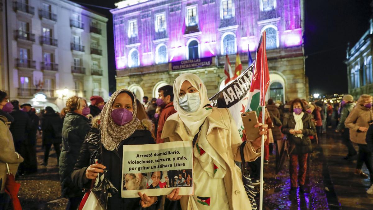 Centenares de personas asisten al acto institucional por el 25-N, en la Plaza Mayor de Gijón