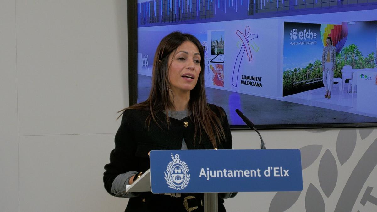 La edil de Turismo, Irene Ruiz, con el stand que tendrá Elche en Fitur, de fondo