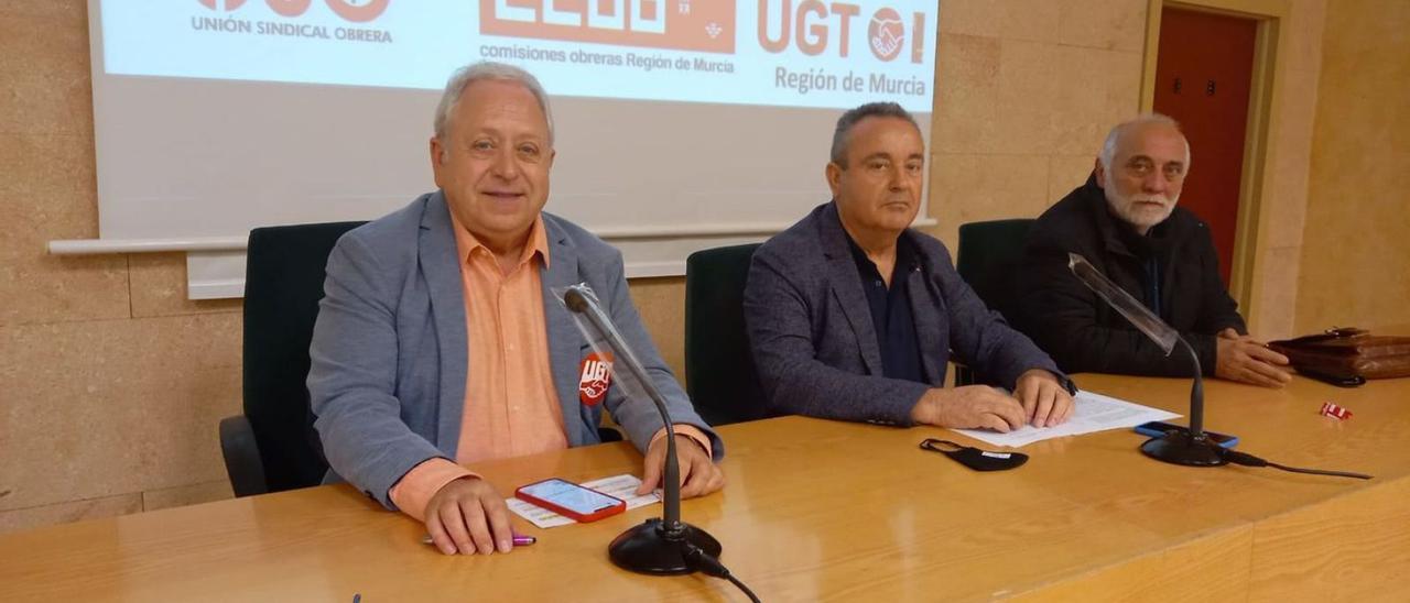 Antonio Jiménez, Santiago Navarro y José Sáez presentan las convocatorias del 1º de Mayo. |  UGT