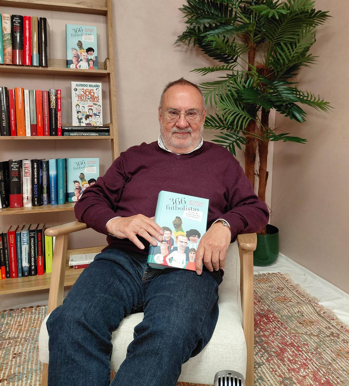 El periodista deportivo Alfredo Relaño  con su libro «366 futbolistas de todos los tiempos que han hecho historia»
