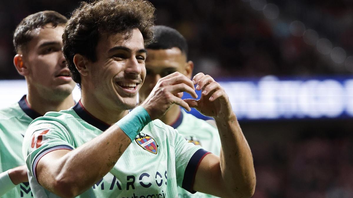 Manu Sánchez, jugador del Llevant UE, celebra un gol en el Metropolitano