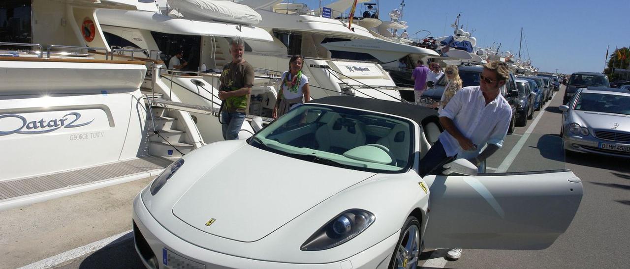 Ferrari und Luxusyachten in Puerto Portals: Nicht jeder Vermögende zeigt auch, was er hat. Diskretion ist ein hohes Gut.  | FOTO: SEBASTIÁN TERRASSA