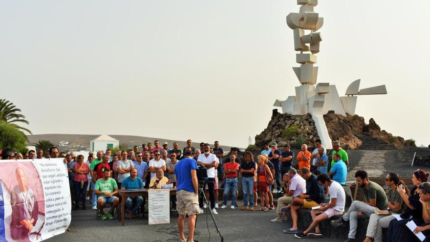 Rueda de prensa, esta mañana, del asesor laboral de los trabajadores de los centros turísticos en el Monumento al Campesino.