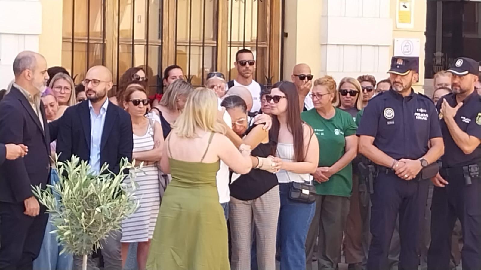 Así ha sido el minuto de silencio en Algemesí tras el doble crimen machista