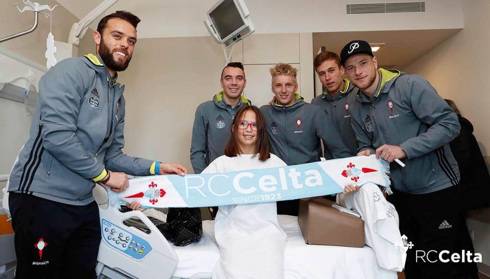 Los jugadores y el cuerpo técnico hacen la clásica visita navideña a los niños ingresados en el hospital