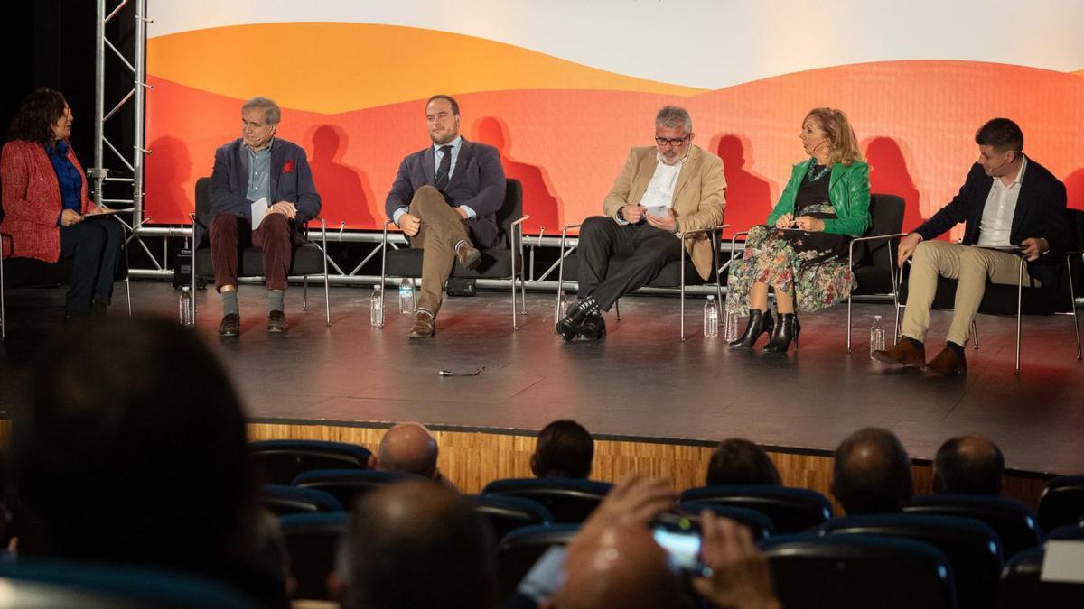 Marisol López, José Antonio Herce, Javier Santacruz, Emilio Arroita, Ana Isabel Sánchez y Saúl Furones en la mesa de debate. | Jose Luis Fernández