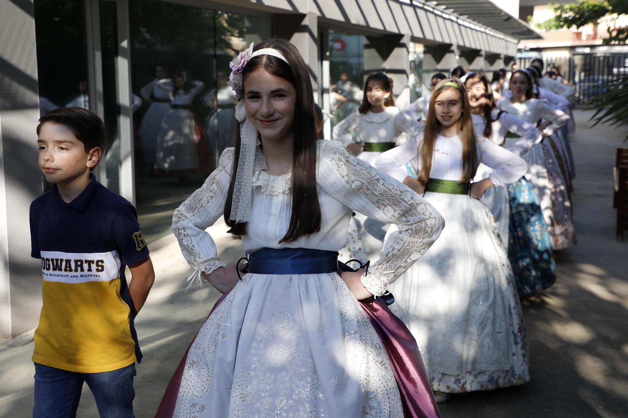 Las falleras infantiles de 2020-2021 y 2022 ensayan la "Dansà"