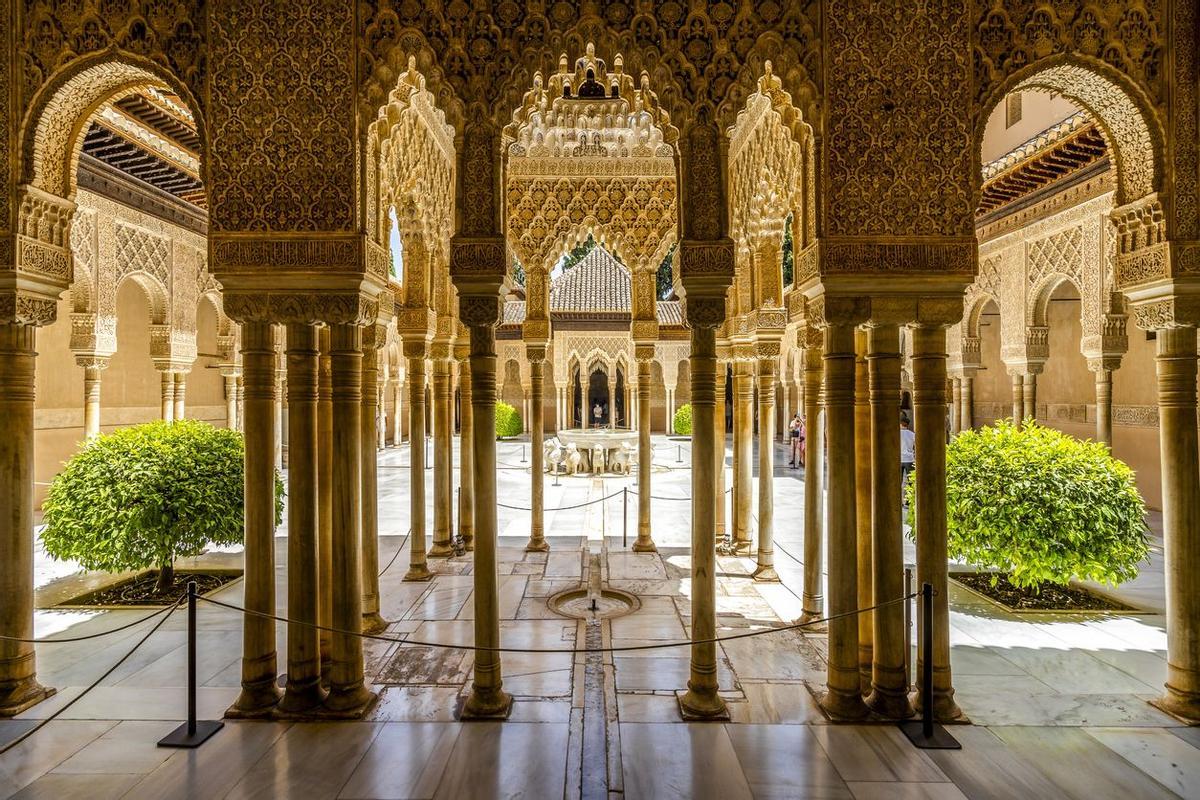 Corte de los leones en palacios nazaríes de la Alhambra, España